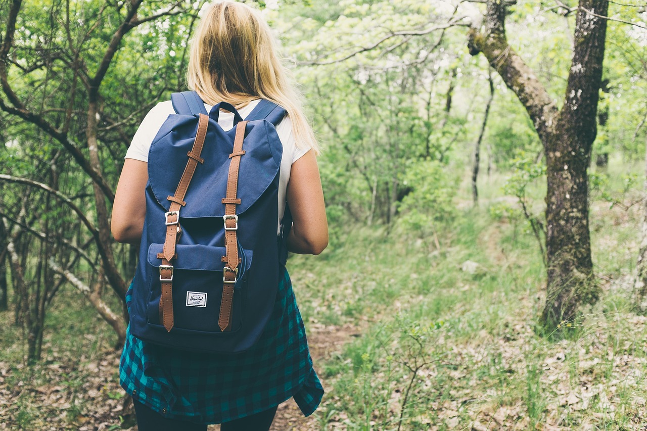 ¿Qué características debe tener una mochila de senderismo?